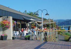 Fresh flowers, attentive and knowledgeable staff all complement the excellent, fresh food at Riverside. The view - see for yourself!